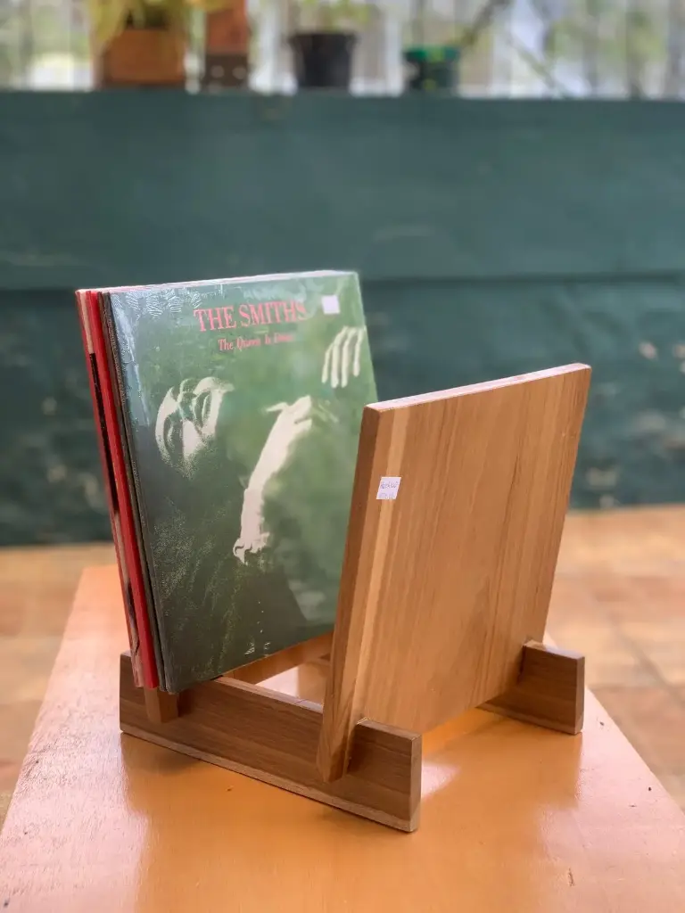 [Merch100] LAVA - Repisa para vinilos