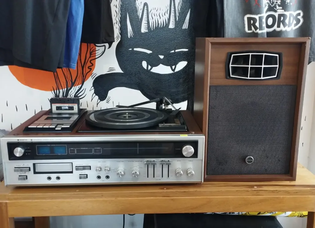 Tocadiscos Sanyo DTX5402N ( con parlante )