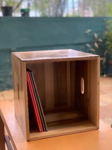 [Merch101] LAVA - Caja de madera para vinilos 